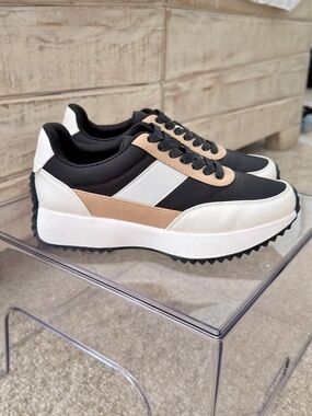 DV Dolce Vita Women’s Bettie Sneaker